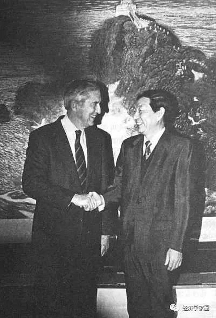 1994年1月20日，朱镕基在人民大会堂会见美国财政部部长本特森。 （新华社记者 齐铁砚 摄） 记者张伟 《 青年参考 》（ 2011年09月14日 01 版）