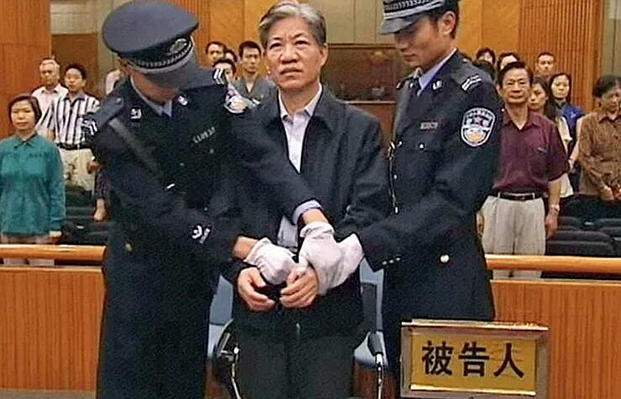 早在十年前的2006年，原国家药监局局长郑筱萸以受贿罪和渎职罪被捕入狱，最后判处死刑立即执行。