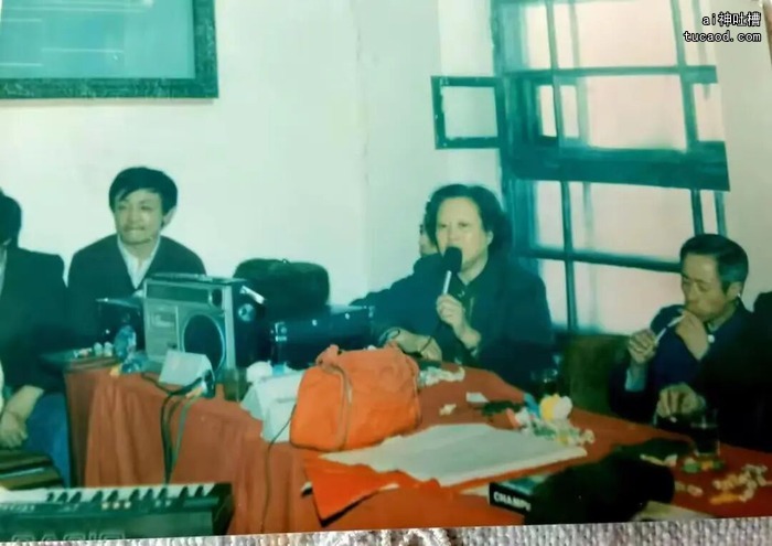 田淑珍在骨胶车间为职工上质量管理培训课