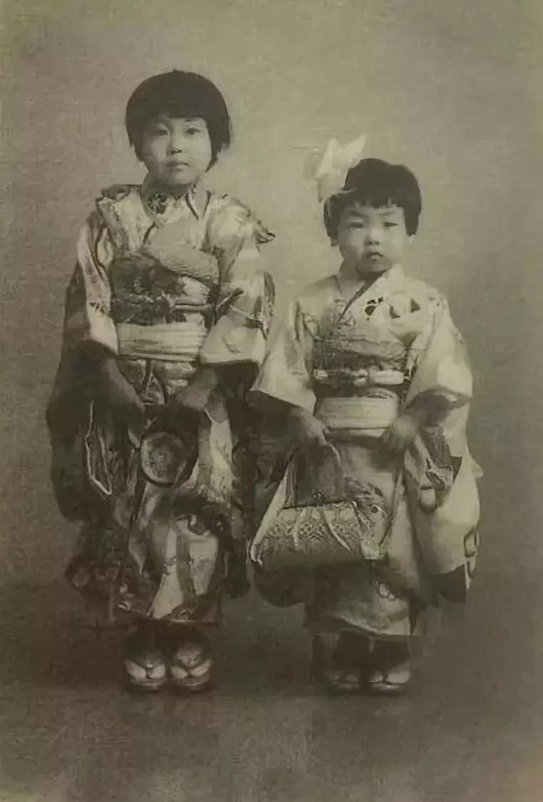 两个穿和服的小女孩老照片