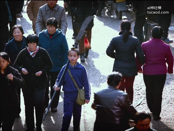 山河故人评价_时空和人心的变化_迷人的导演贾樟柯_木鱼微剧场_木鱼水心｜乐的钥匙，第三段到了他的脖子上。而第一段耍关公大刀的少年，在第二段中也有成年的形象与之对