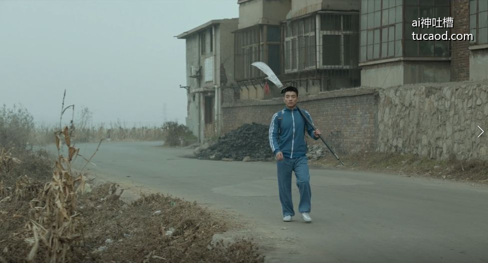 山河故人评价_时空和人心的变化_迷人的导演贾樟柯_木鱼微剧场_木鱼水心｜乐的钥匙，第三段到了他的脖子上。而第一段耍关公大刀的少年，在第二段中也有成年的形象与之对