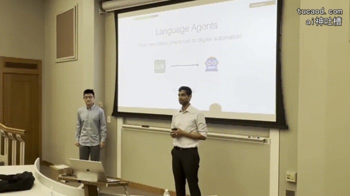 姚顺雨与导师Karthik Narasimhan在演示现场,白板写着Language Agents:从语言模型到数字行动