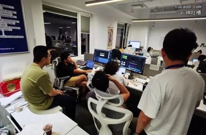 月之暗面办公室 员工囤在显示器前看代码的背影