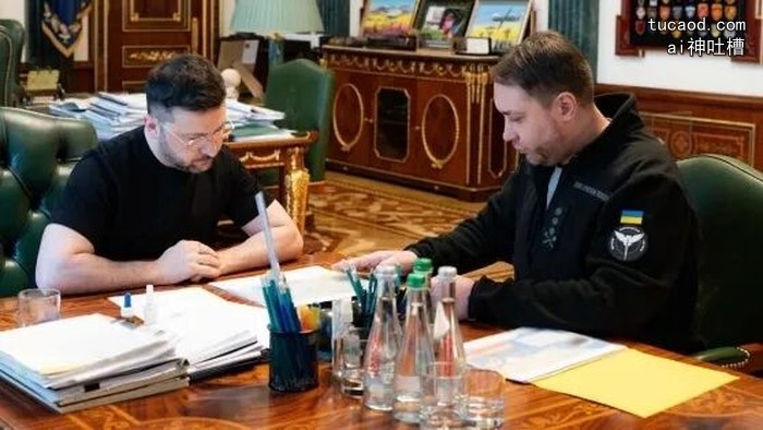 乌克兰总统泽连斯基与总统办公室主任叶尔马克在办公桌前会谈 叶尔马克穿黑T恤戴眼镜