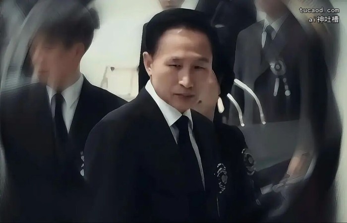 韩国前总统李明博黑西装在卢武铉葬礼上侧首冷冷回望,神情冷峻(鹰视狼顾)